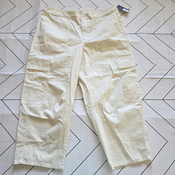 Women's High-Rise Utility Capri Pants - Universal Thread Cream, Size 17. - Picture 1 of 6